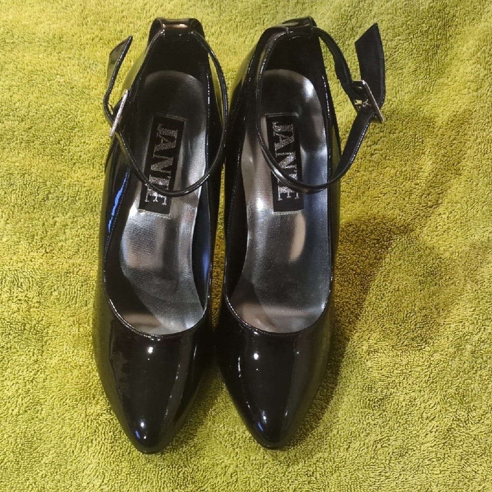 Chic Black Heels by Jante